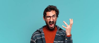 Genç çılgın sakallı adam