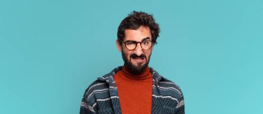 Genç çılgın sakallı adam