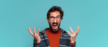 Genç çılgın sakallı adam