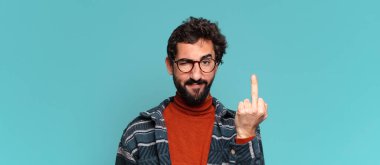 Genç çılgın sakallı adam