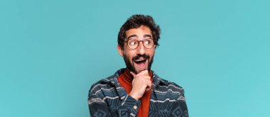 Genç, deli, sakallı adam. Düşünen ya da kuşkulu ifade