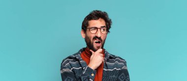 Genç, deli, sakallı adam. Düşünen ya da kuşkulu ifade