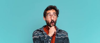 Genç, deli, sakallı adam. Düşünen ya da kuşkulu ifade