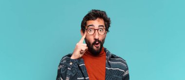 Genç, deli, sakallı adam. Düşünen ya da kuşkulu ifade