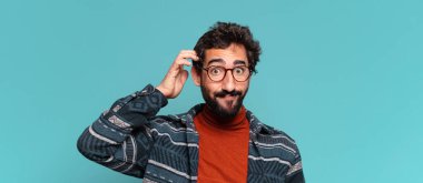 Genç, deli, sakallı adam. Düşünen ya da kuşkulu ifade