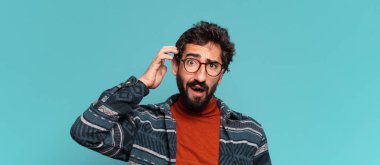 Genç, deli, sakallı adam. Düşünen ya da kuşkulu ifade