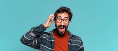 Genç, deli, sakallı adam. şok veya şaşırmış ifade