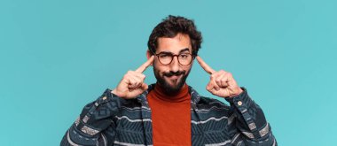 Genç, deli, sakallı adam. Düşünen ya da kuşkulu ifade