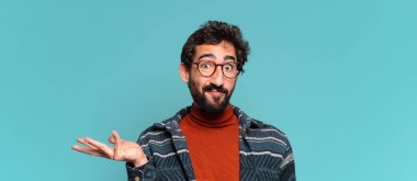 Genç, deli, sakallı, kafası karışık bir adam.