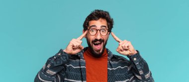 Genç, deli, sakallı adam. Düşünen ya da kuşkulu ifade