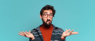 Genç, deli, sakallı, kafası karışık bir adam.