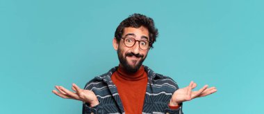 Genç, deli, sakallı, kafası karışık bir adam.