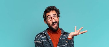 Genç, deli, sakallı, kafası karışık bir adam.