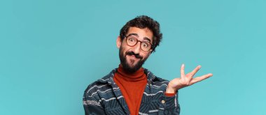 Genç, deli, sakallı, kafası karışık bir adam.