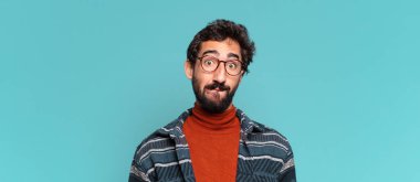 Genç, deli, sakallı, kafası karışık bir adam.