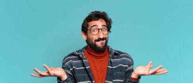 Genç, deli, sakallı, kafası karışık bir adam.