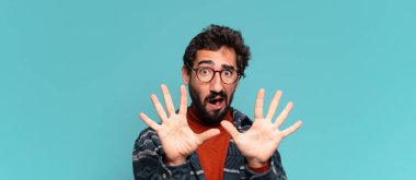 Genç çılgın sakallı adam korkmuş yüz ifadesi