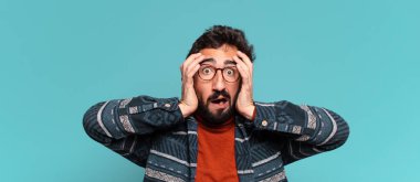 Genç, deli, sakallı adam. şok veya şaşırmış ifade