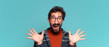 Genç, deli, sakallı adam. şok veya şaşırmış ifade