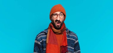 Genç çılgın sakallı adam ve kışlık kıyafetler giyiyor.