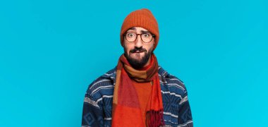 Genç çılgın sakallı adam ve kışlık kıyafetler giyiyor.