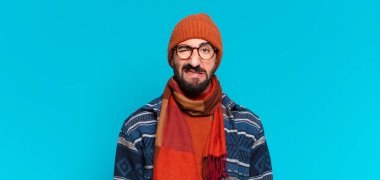 Genç çılgın sakallı adam ve kışlık kıyafetler giyiyor.