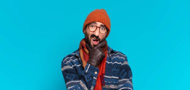 Genç, deli, sakallı adam. Düşünmek ya da şüphe etmek ve kışlık giysiler giymek