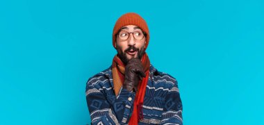 Genç, deli, sakallı adam. Düşünmek ya da şüphe etmek ve kışlık giysiler giymek