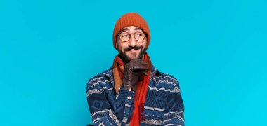 Genç, deli, sakallı adam. Düşünmek ya da şüphe etmek ve kışlık giysiler giymek