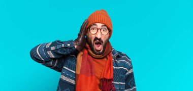 Genç çılgın sakallı adam ve kışlık kıyafetler giyiyor.