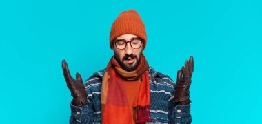 Genç çılgın sakallı adam ve kışlık kıyafetler giyiyor.