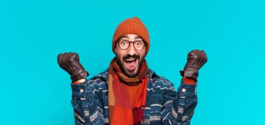 Genç, deli, sakallı adam. Zaferi kutluyorlar ve kışlık kıyafetler giyiyorlar.