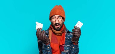 Genç çılgın sakallı adam ve kışlık kıyafetler giyiyor. hastalık kavramı