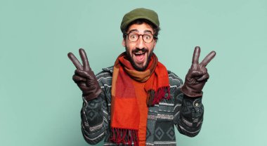 Genç, deli, sakallı adam. Zaferi kutluyorlar ve kışlık kıyafetler giyiyorlar.