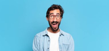 Genç, deli, sakallı adam. şok veya şaşırmış ifade