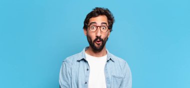 Genç, deli, sakallı adam. şok veya şaşırmış ifade