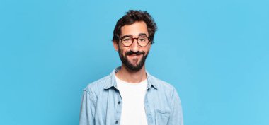 Genç, deli, sakallı adam. Mutlu ve şaşırmış ifade