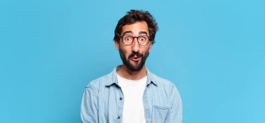 Genç, deli, sakallı adam. şok veya şaşırmış ifade