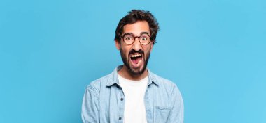 Genç çılgın sakallı adam