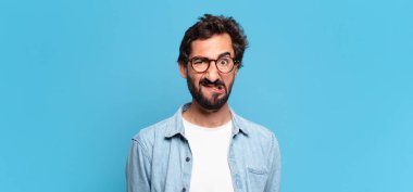 Genç çılgın sakallı adam