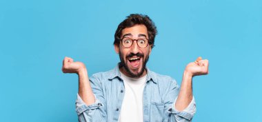 Genç, deli, sakallı, kafası karışık bir adam.