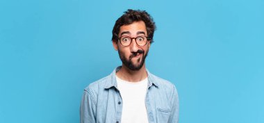 Genç, deli, sakallı, kafası karışık bir adam.