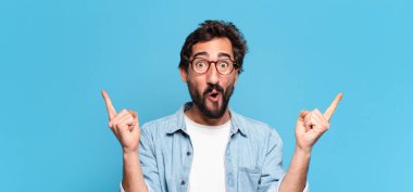 Genç, deli, sakallı adam. şok veya şaşırmış ifade