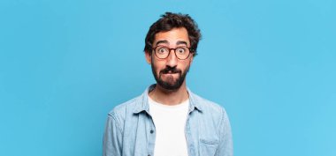 Genç, deli, sakallı, kafası karışık bir adam.