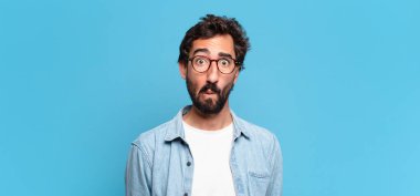 Genç, deli, sakallı, kafası karışık bir adam.