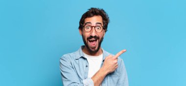 Genç, deli, sakallı adam. şok veya şaşırmış ifade