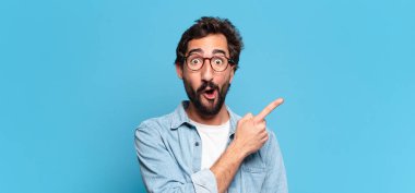 Genç, deli, sakallı adam. şok veya şaşırmış ifade