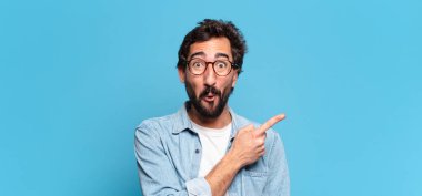 Genç, deli, sakallı adam. şok veya şaşırmış ifade