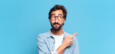 Genç, deli, sakallı adam. noktalama işareti karışık ifade