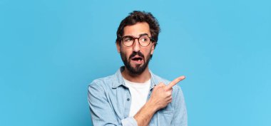 Genç, deli, sakallı adam. işaret işareti